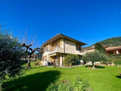casa indipendente in vendita a Pietrasanta in zona Strettoia