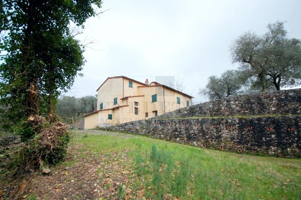 casale in vendita a Pietrasanta in zona Capriglia