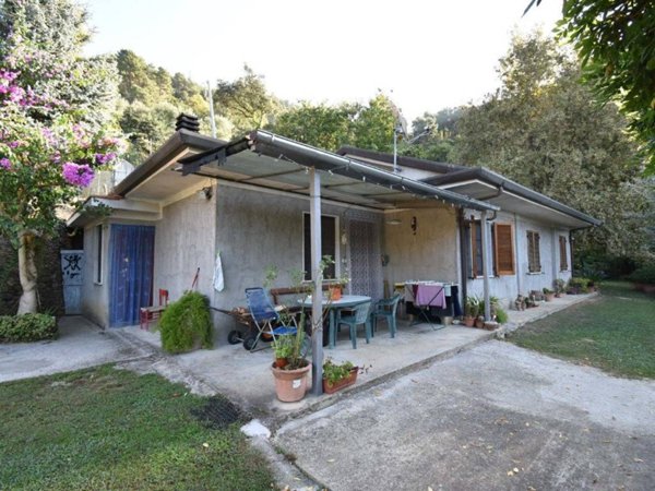 casa indipendente in vendita a Pietrasanta in zona Strettoia