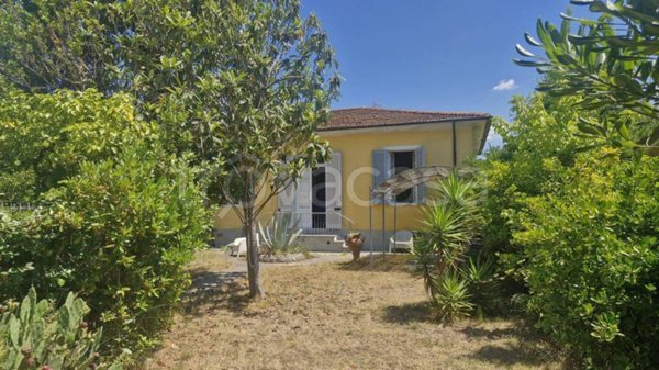 casa indipendente in vendita a Pietrasanta in zona Vignone