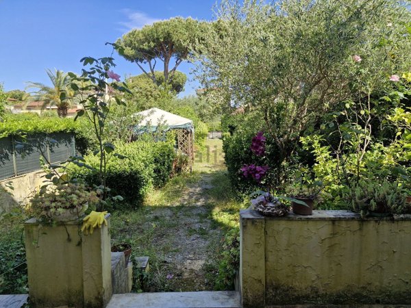 casa indipendente in vendita a Pietrasanta in zona Motrone