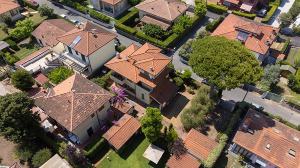 casa indipendente in vendita a Pietrasanta in zona Tonfano