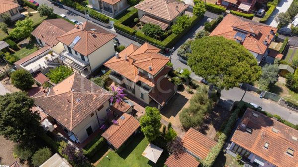 casa indipendente in vendita a Pietrasanta in zona Tonfano