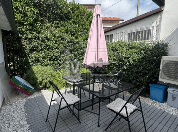 casa indipendente in vendita a Pietrasanta in zona Tonfano