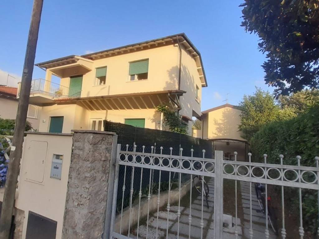 appartamento in vendita a Pietrasanta in zona Tonfano