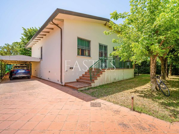 casa indipendente in vendita a Pietrasanta in zona Tonfano