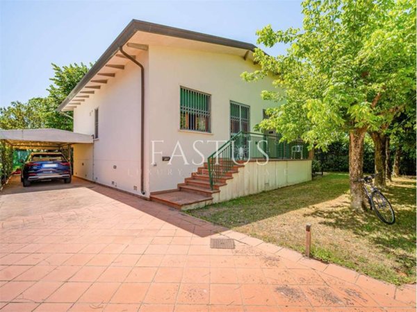 casa indipendente in vendita a Pietrasanta in zona Vignone