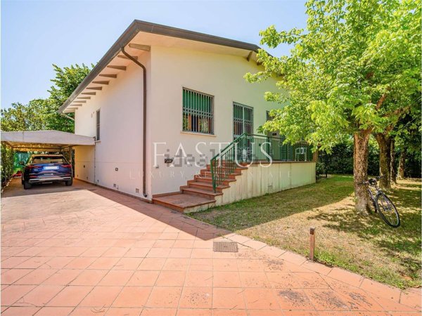 casa indipendente in vendita a Pietrasanta in zona Tonfano