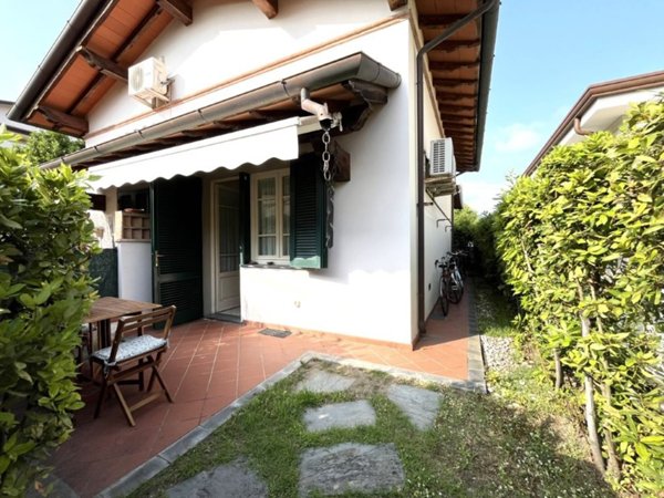 casa indipendente in vendita a Pietrasanta in zona Tonfano
