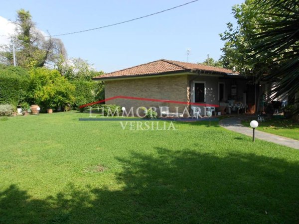 casa indipendente in vendita a Pietrasanta in zona Fiumetto