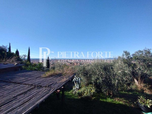 casa indipendente in vendita a Pietrasanta in zona Vallecchia