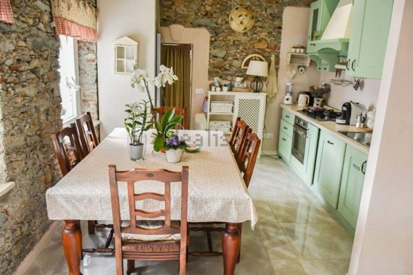 casa indipendente in vendita a Pietrasanta in zona Valdicastello