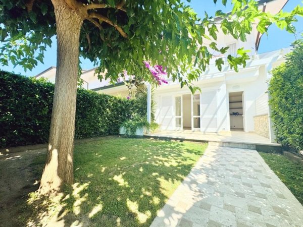 casa indipendente in vendita a Pietrasanta in zona Focette