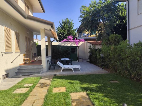 casa indipendente in vendita a Pietrasanta in zona Tonfano