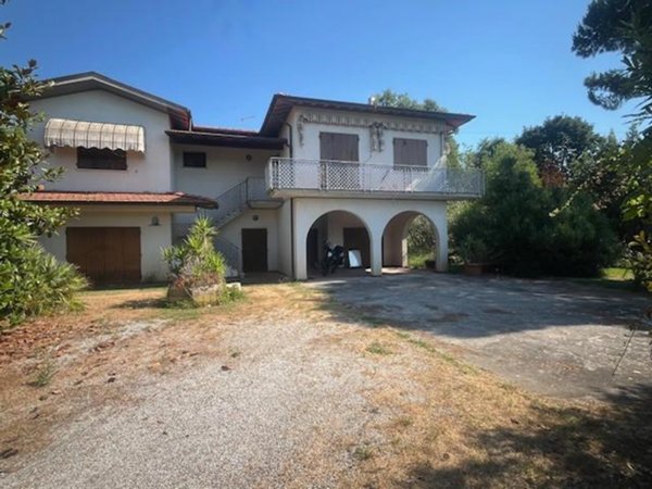 appartamento in vendita a Pietrasanta in zona Marina di Pietrasanta