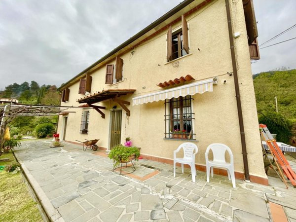 casa indipendente in vendita a Pietrasanta in zona Strettoia