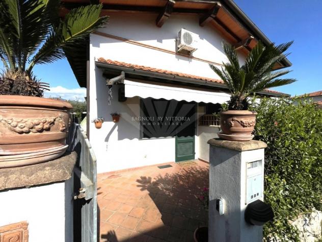 casa indipendente in vendita a Pietrasanta in zona Tonfano