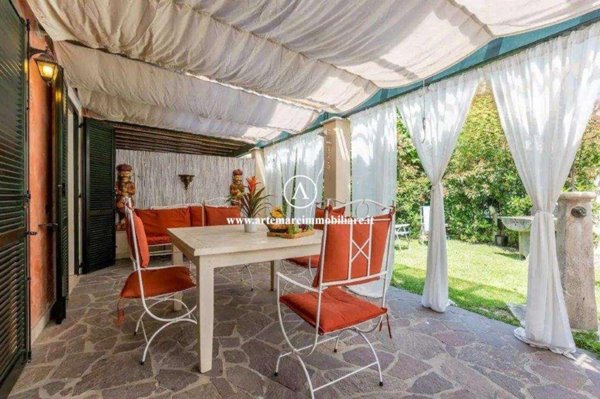 casa indipendente in vendita a Pietrasanta in zona Fiumetto
