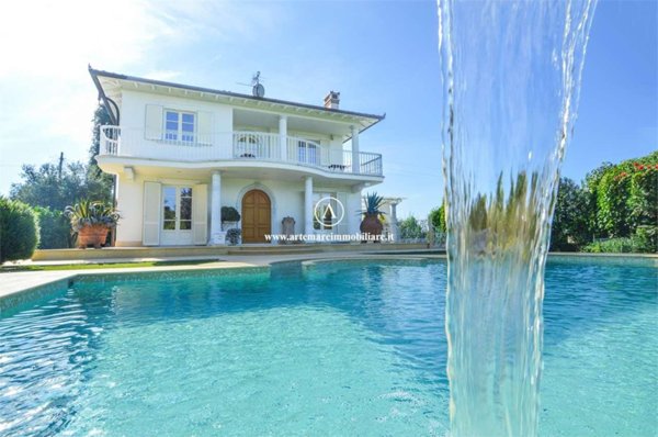 casa indipendente in vendita a Pietrasanta in zona Crociale
