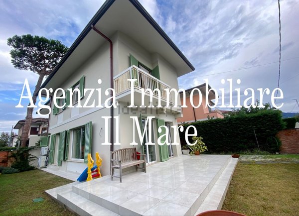 casa indipendente in vendita a Pietrasanta in zona Tonfano