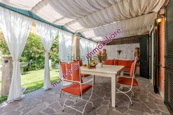 casa indipendente in vendita a Pietrasanta in zona Fiumetto