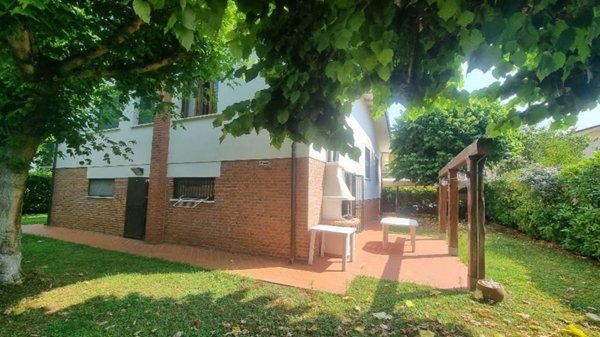 casa indipendente in vendita a Pietrasanta in zona Tonfano