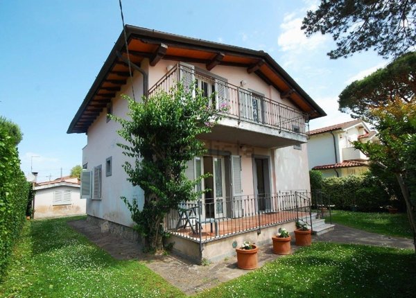 casa indipendente in vendita a Pietrasanta in zona Tonfano
