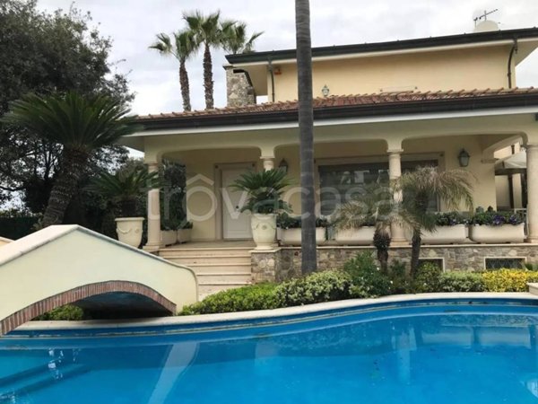 casa indipendente in vendita a Pietrasanta in zona Tonfano