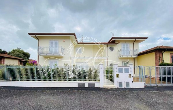 casa indipendente in vendita a Pietrasanta in zona Tonfano
