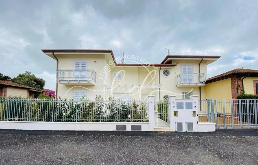 casa indipendente in vendita a Pietrasanta in zona Tonfano