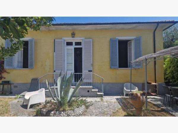 casa indipendente in vendita a Pietrasanta in zona Tonfano