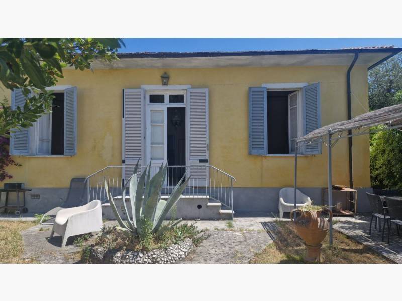 casa indipendente in vendita a Pietrasanta in zona Tonfano