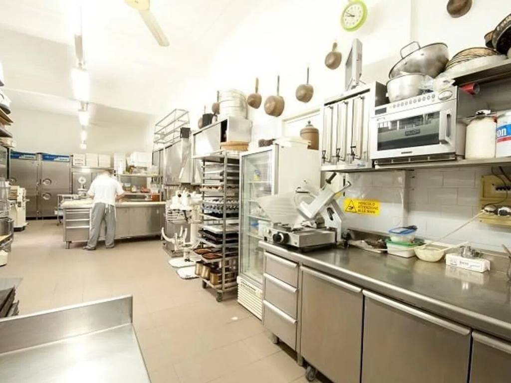 negozio in vendita a Pietrasanta