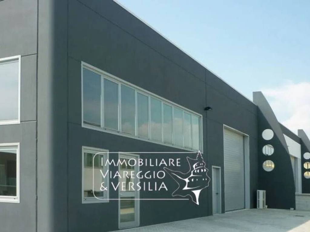 locale commerciale in vendita a Pietrasanta