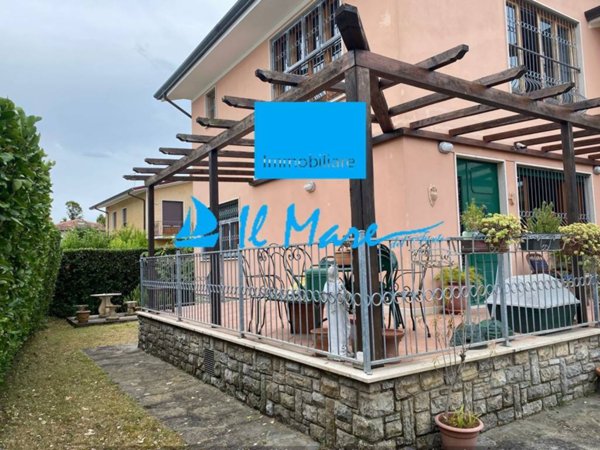 casa indipendente in vendita a Pietrasanta in zona Fiumetto