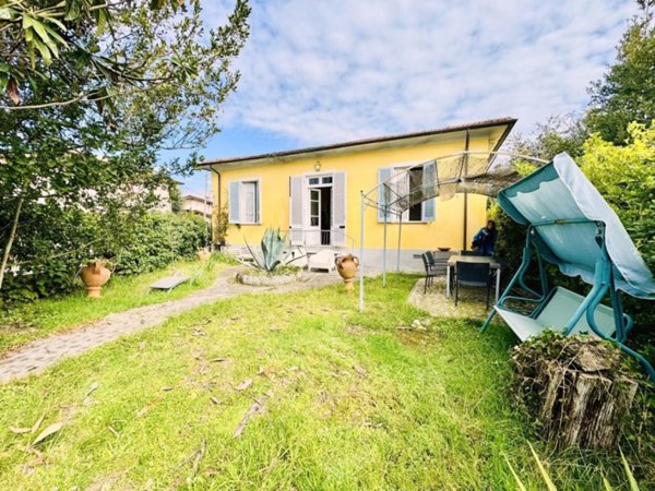 casa indipendente in vendita a Pietrasanta in zona Tonfano