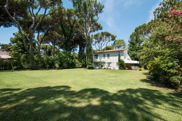casa indipendente in vendita a Pietrasanta in zona Tonfano