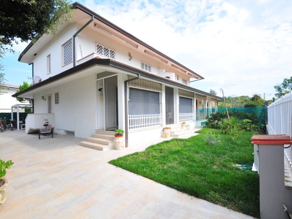 casa indipendente in vendita a Pietrasanta in zona Fiumetto