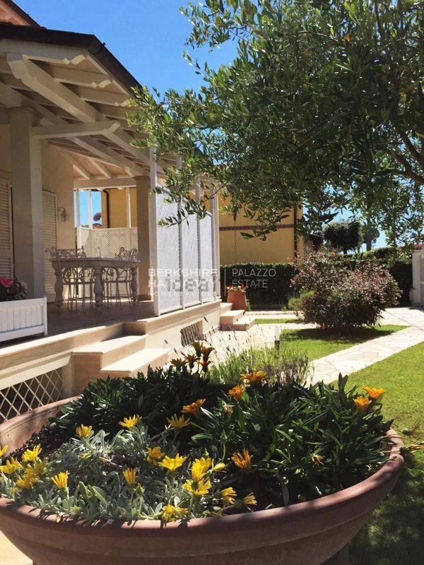 casa indipendente in vendita a Pietrasanta in zona Tonfano