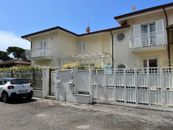 casa indipendente in vendita a Pietrasanta in zona Tonfano
