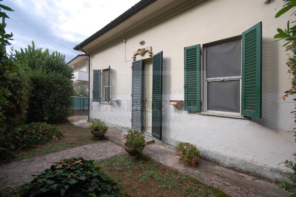 pentavano in vendita a Pietrasanta in zona Fiumetto