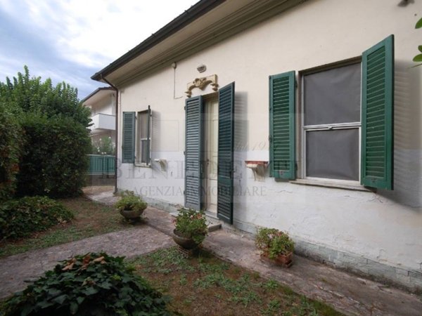 casa indipendente in vendita a Pietrasanta in zona Tonfano