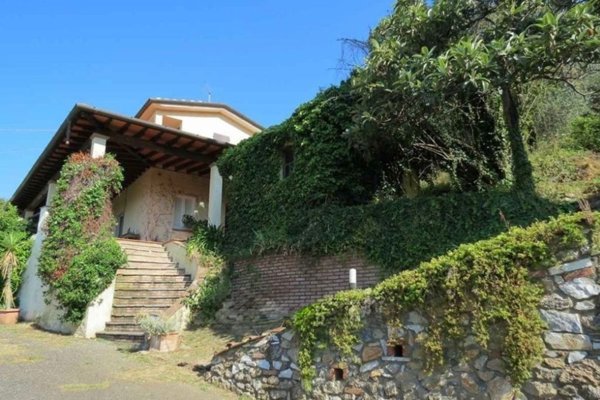 casa indipendente in vendita a Pietrasanta in zona Strettoia