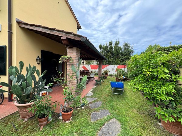casa indipendente in vendita a Pietrasanta in zona Fiumetto