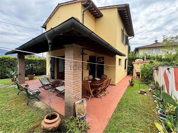casa indipendente in vendita a Pietrasanta in zona Fiumetto