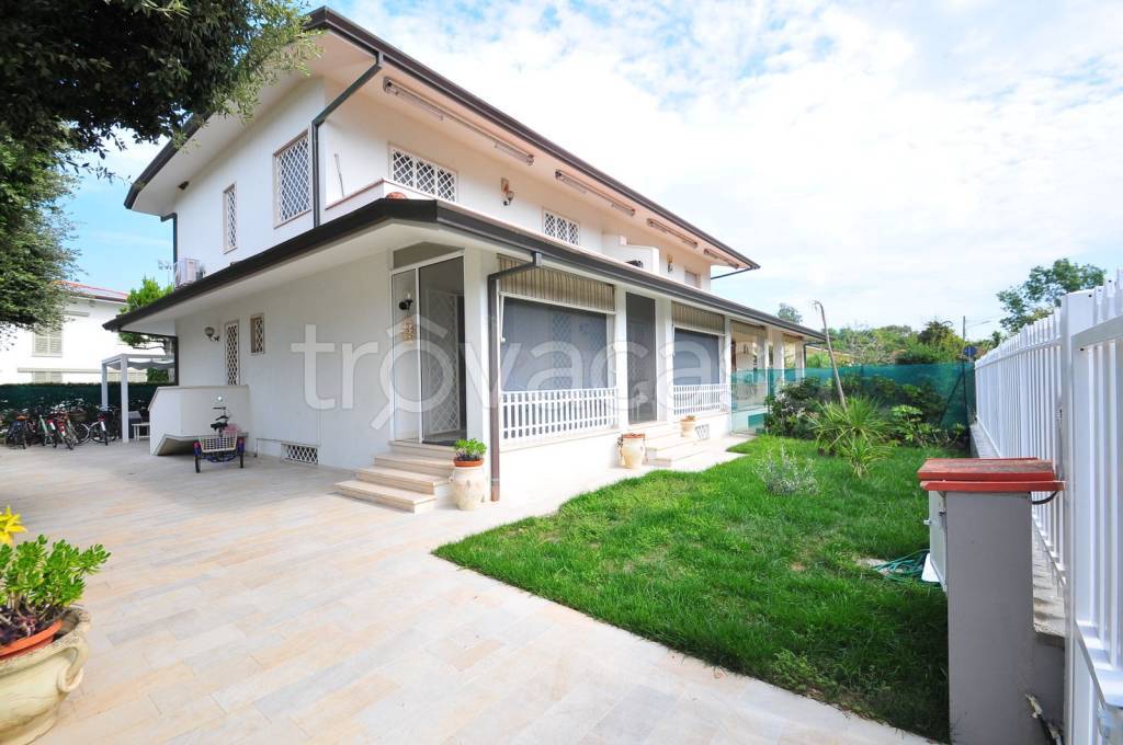 casa indipendente in vendita a Pietrasanta in zona Fiumetto