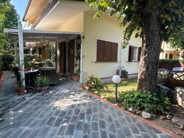 casa indipendente in vendita a Pietrasanta in zona Tonfano