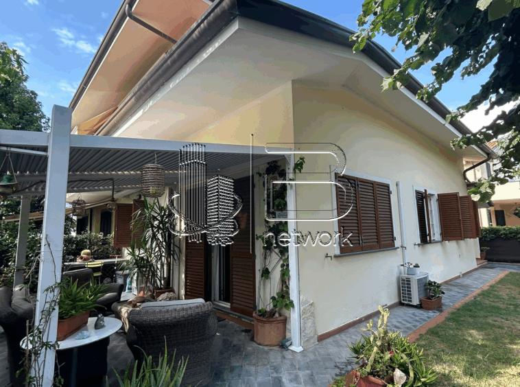 casa indipendente in vendita a Pietrasanta in zona Vignone