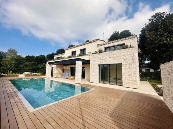 casa indipendente in vendita a Pietrasanta in zona Tonfano