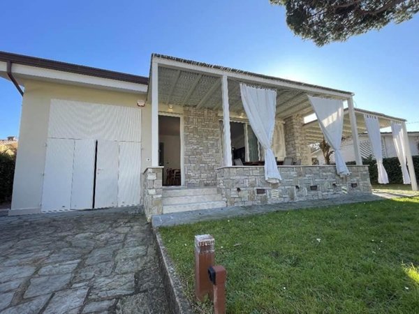 casa indipendente in vendita a Pietrasanta in zona Marina di Pietrasanta